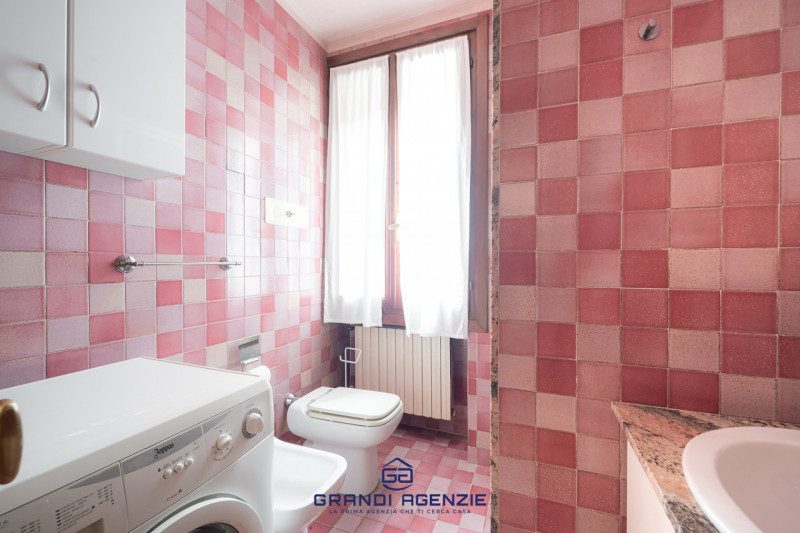 Situata in una posizione di prim'ordine, questa proprietà in riva al lago rappresenta una straord...