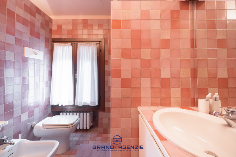 Situata in una posizione di prim'ordine, questa proprietà in riva al lago rappresenta una straord...