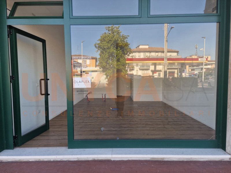 Proponiamo in locazione un locale commerciale di circa 45 mq completamente ristrutturato, ideale ...