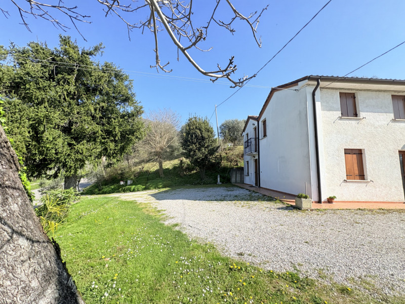 Se stai cercando un rifugio tranquillo nel cuore dei Colli Euganei, questa porzione di bifamiliar...