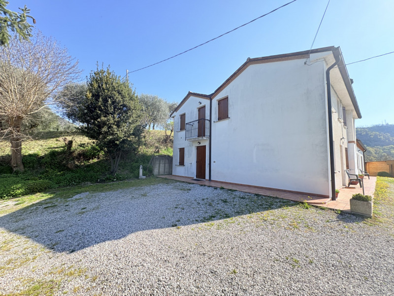 Se stai cercando un rifugio tranquillo nel cuore dei Colli Euganei, questa porzione di bifamiliar...