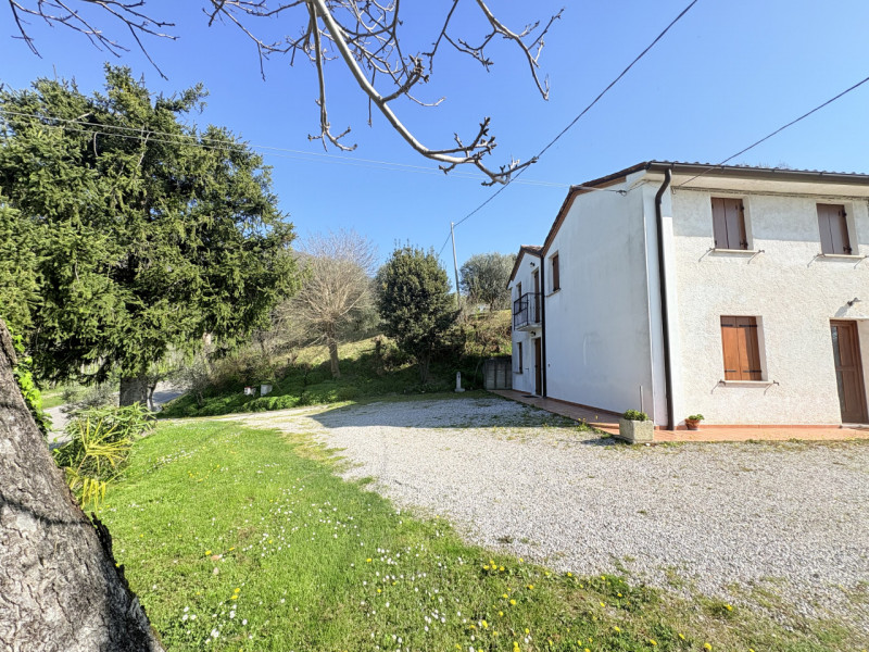 Se stai cercando un rifugio tranquillo nel cuore dei Colli Euganei, questa porzione di bifamiliar...