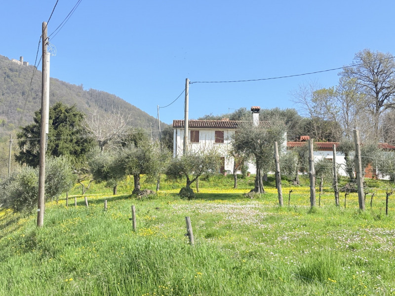 Se stai cercando un rifugio tranquillo nel cuore dei Colli Euganei, questa porzione di bifamiliar...