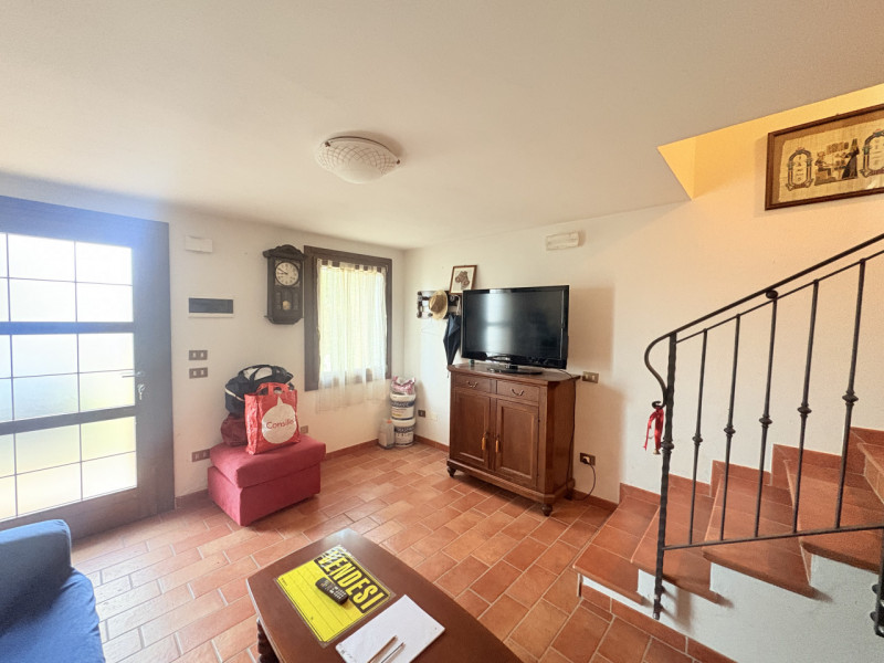 Se stai cercando un rifugio tranquillo nel cuore dei Colli Euganei, questa porzione di bifamiliar...