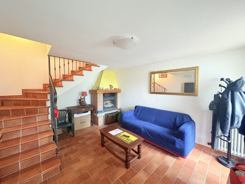 Se stai cercando un rifugio tranquillo nel cuore dei Colli Euganei, questa porzione di bifamiliar...