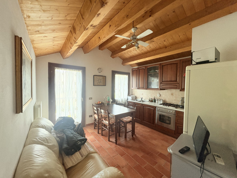 Se stai cercando un rifugio tranquillo nel cuore dei Colli Euganei, questa porzione di bifamiliar...