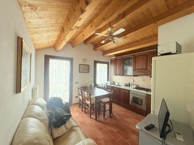 Se stai cercando un rifugio tranquillo nel cuore dei Colli Euganei, questa porzione di bifamiliar...