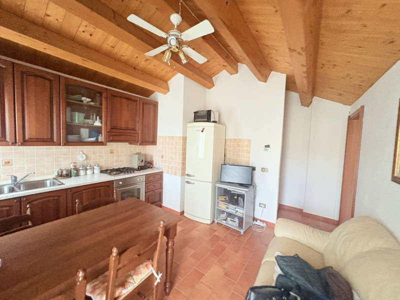 Se stai cercando un rifugio tranquillo nel cuore dei Colli Euganei, questa porzione di bifamiliar...