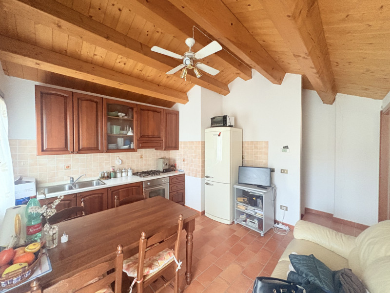 Se stai cercando un rifugio tranquillo nel cuore dei Colli Euganei, questa porzione di bifamiliar...