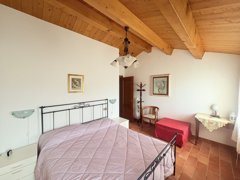 Se stai cercando un rifugio tranquillo nel cuore dei Colli Euganei, questa porzione di bifamiliar...