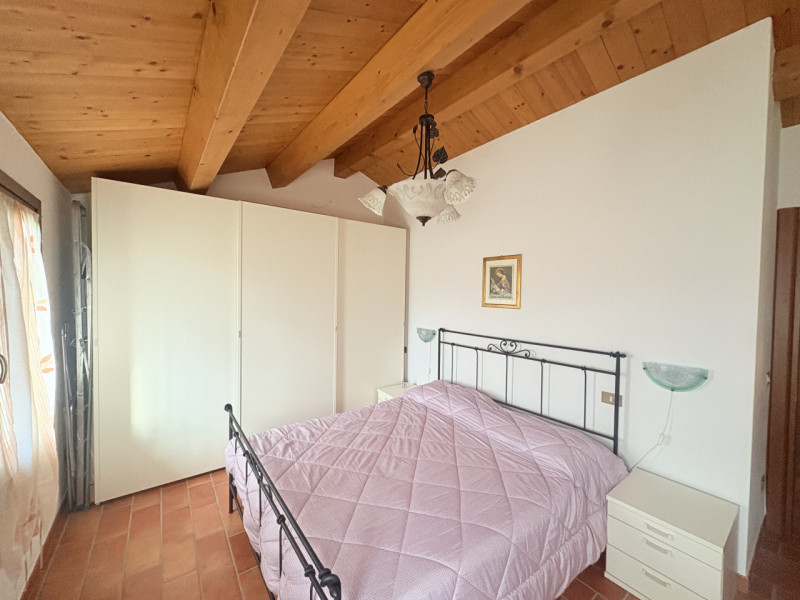 Se stai cercando un rifugio tranquillo nel cuore dei Colli Euganei, questa porzione di bifamiliar...