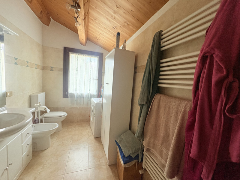 Se stai cercando un rifugio tranquillo nel cuore dei Colli Euganei, questa porzione di bifamiliar...