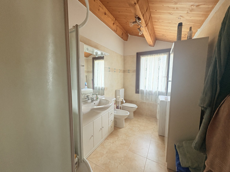 Se stai cercando un rifugio tranquillo nel cuore dei Colli Euganei, questa porzione di bifamiliar...