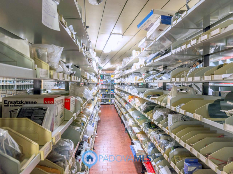 Immobile in esclusiva al Gruppo Padova MLS

Locale commerciale di 500 mq, disposto su tre livelli...