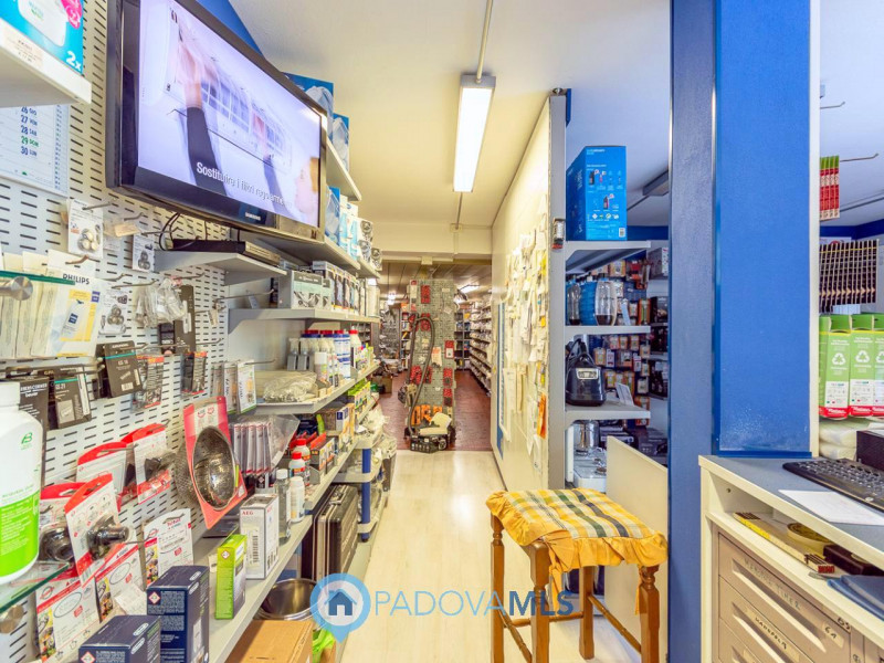 Immobile in esclusiva al Gruppo Padova MLS

Locale commerciale di 500 mq, disposto su tre livelli...