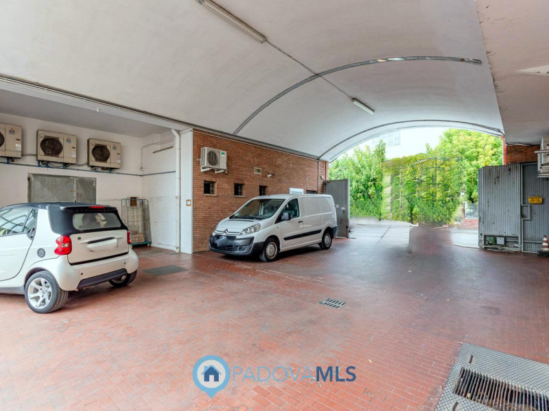 Immobile in esclusiva al Gruppo Padova MLS

Locale commerciale di 500 mq, disposto su tre livelli...