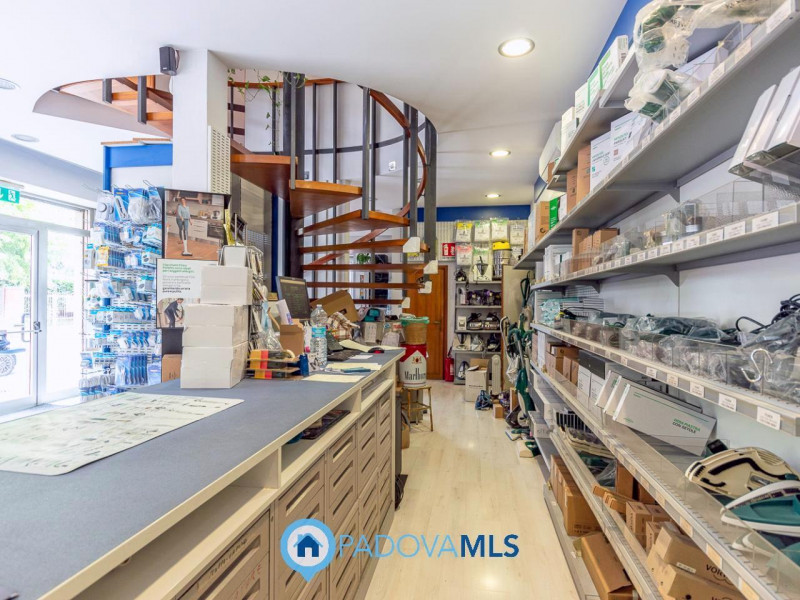 Immobile in esclusiva al Gruppo Padova MLS

Locale commerciale di 500 mq, disposto su tre livelli...