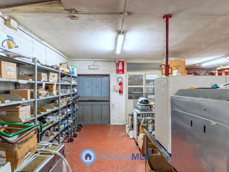 Immobile in esclusiva al Gruppo Padova MLS

Locale commerciale di 500 mq, disposto su tre livelli...