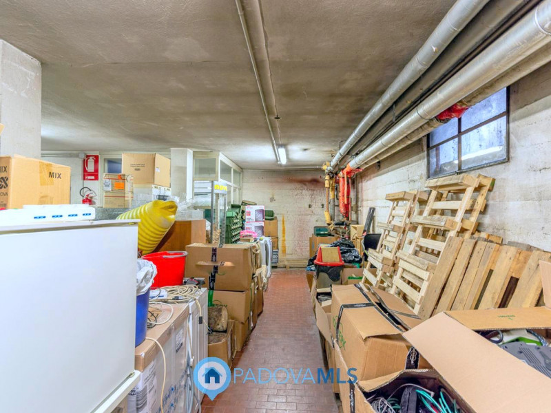 Immobile in esclusiva al Gruppo Padova MLS

Locale commerciale di 500 mq, disposto su tre livelli...