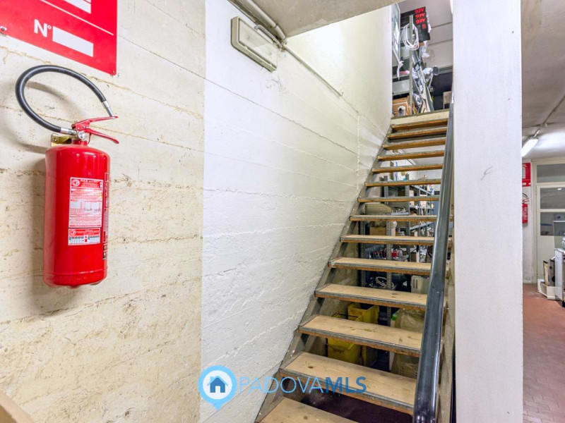 Immobile in esclusiva al Gruppo Padova MLS

Locale commerciale di 500 mq, disposto su tre livelli...