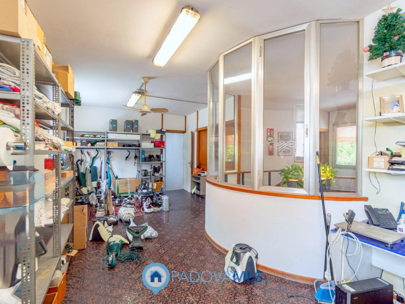 Immobile in esclusiva al Gruppo Padova MLS

Locale commerciale di 500 mq, disposto su tre livelli...