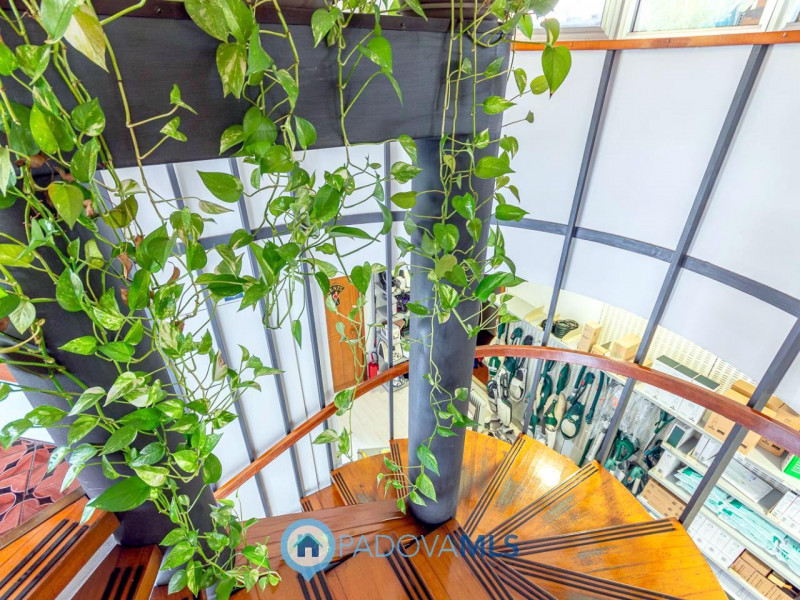 Immobile in esclusiva al Gruppo Padova MLS

Locale commerciale di 500 mq, disposto su tre livelli...