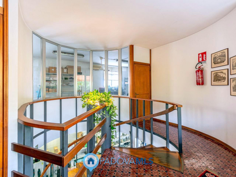 Immobile in esclusiva al Gruppo Padova MLS

Locale commerciale di 500 mq, disposto su tre livelli...