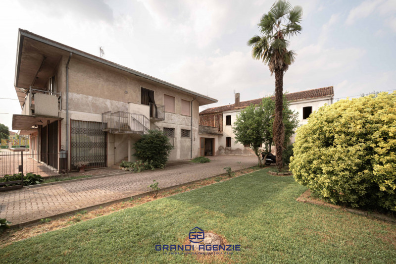 In posizione strategica, nel cuore di Campiglia dei Berici, proponiamo in vendita un interessante...