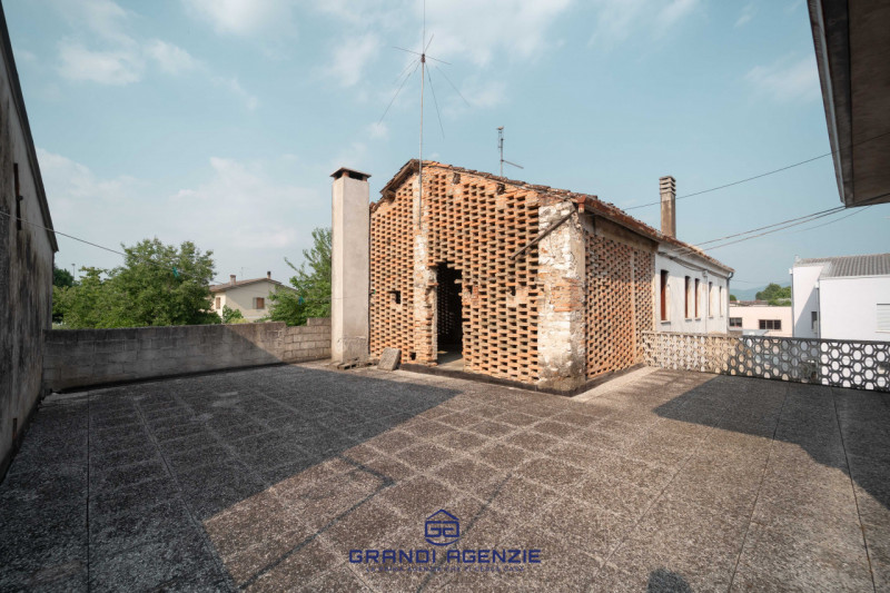 In posizione strategica, nel cuore di Campiglia dei Berici, proponiamo in vendita un interessante...