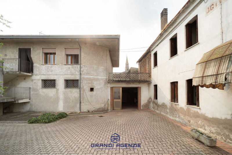 In posizione strategica, nel cuore di Campiglia dei Berici, proponiamo in vendita un interessante...