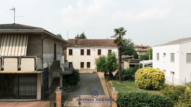 In posizione strategica, nel cuore di Campiglia dei Berici, proponiamo in vendita un interessante...