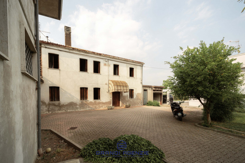 In posizione strategica, nel cuore di Campiglia dei Berici, proponiamo in vendita un interessante...