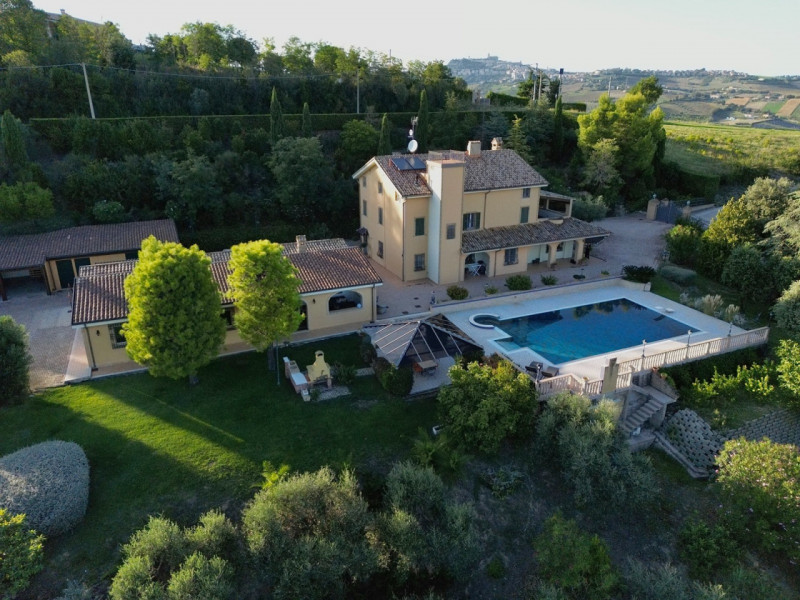 Villa Lola, il lusso a pochi km dal mare in vendita nelle Marche con piscina e dependance.
La vil...