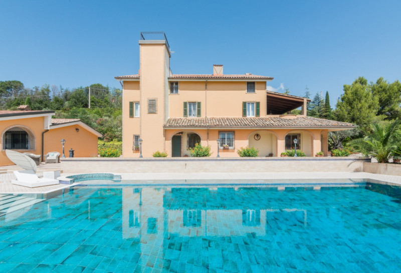 Villa Lola, il lusso a pochi km dal mare in vendita nelle Marche con piscina e dependance.
La vil...