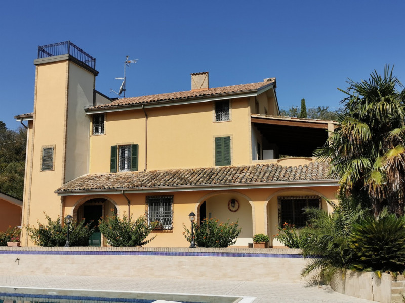 Villa Lola, il lusso a pochi km dal mare in vendita nelle Marche con piscina e dependance.
La vil...