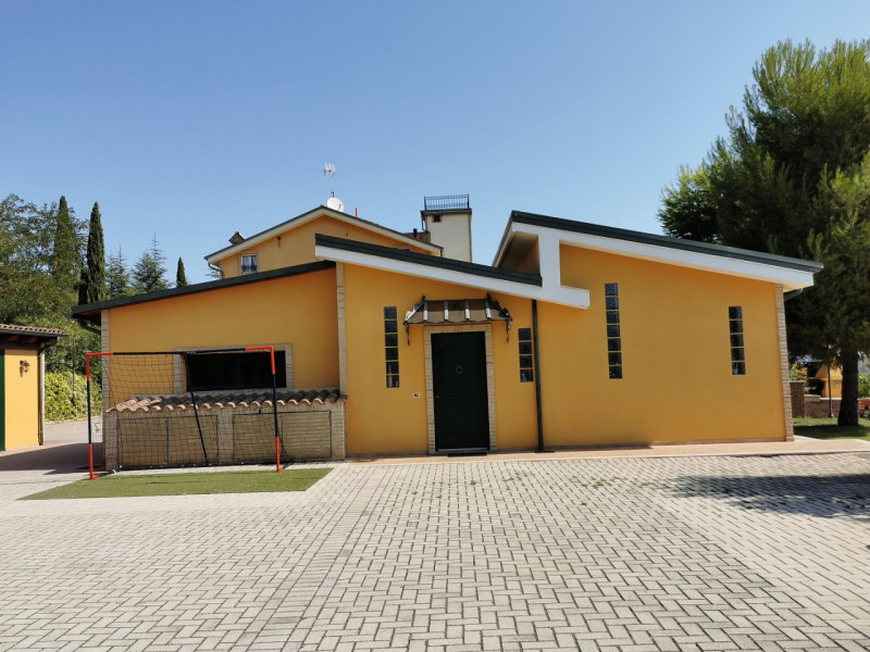 Villa Lola, il lusso a pochi km dal mare in vendita nelle Marche con piscina e dependance.
La vil...