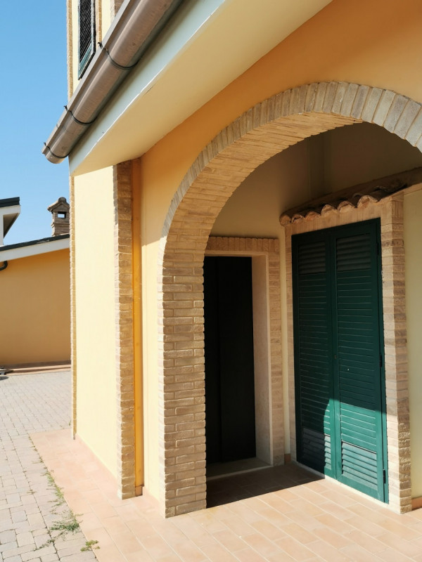 Villa Lola, il lusso a pochi km dal mare in vendita nelle Marche con piscina e dependance.
La vil...