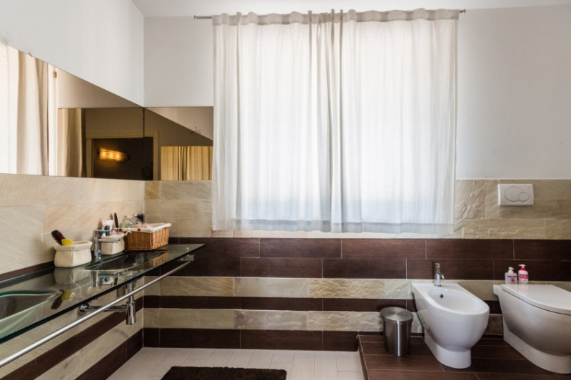 Villa Lola, il lusso a pochi km dal mare in vendita nelle Marche con piscina e dependance.
La vil...