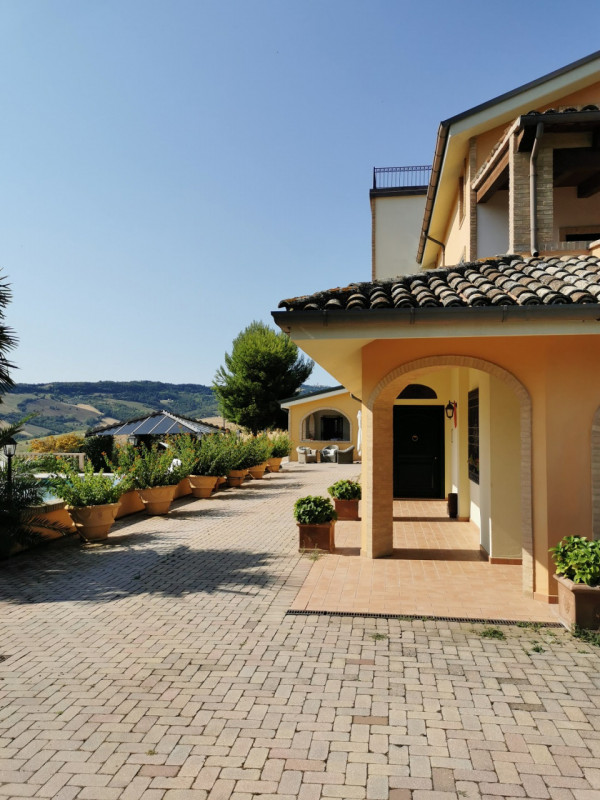 Villa Lola, il lusso a pochi km dal mare in vendita nelle Marche con piscina e dependance.
La vil...