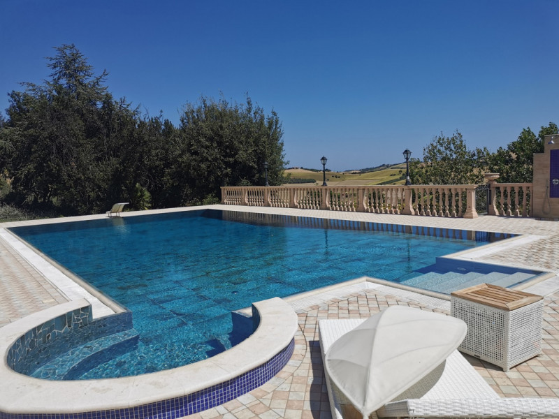 Villa Lola, il lusso a pochi km dal mare in vendita nelle Marche con piscina e dependance.
La vil...