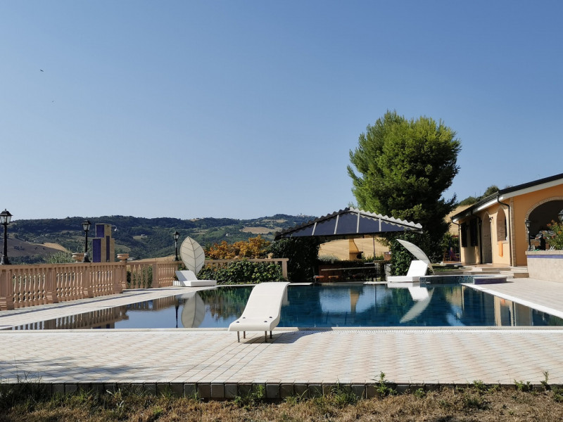 Villa Lola, il lusso a pochi km dal mare in vendita nelle Marche con piscina e dependance.
La vil...