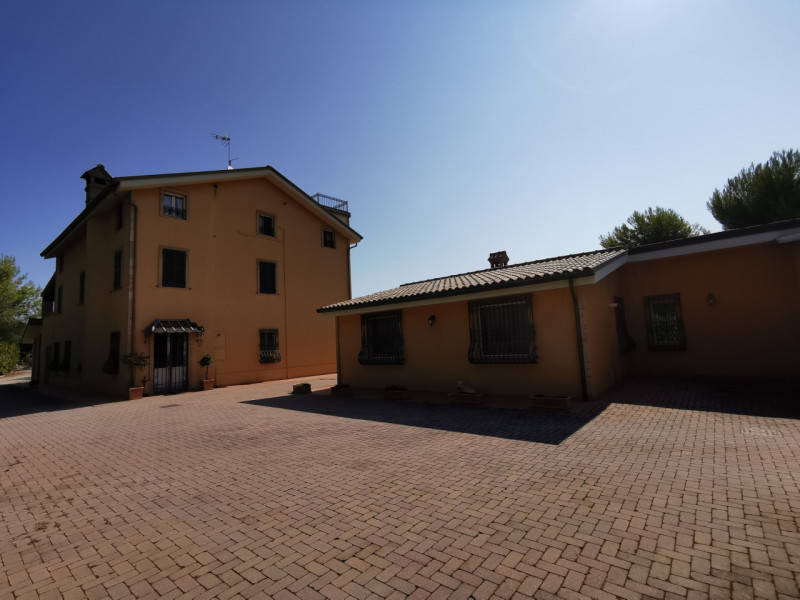 Villa Lola, il lusso a pochi km dal mare in vendita nelle Marche con piscina e dependance.
La vil...