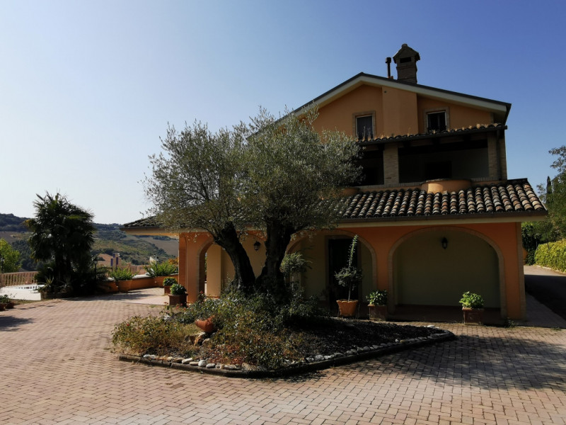 Villa Lola, il lusso a pochi km dal mare in vendita nelle Marche con piscina e dependance.
La vil...