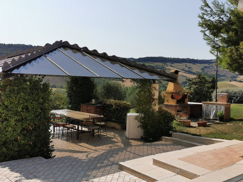 Villa Lola, il lusso a pochi km dal mare in vendita nelle Marche con piscina e dependance.
La vil...