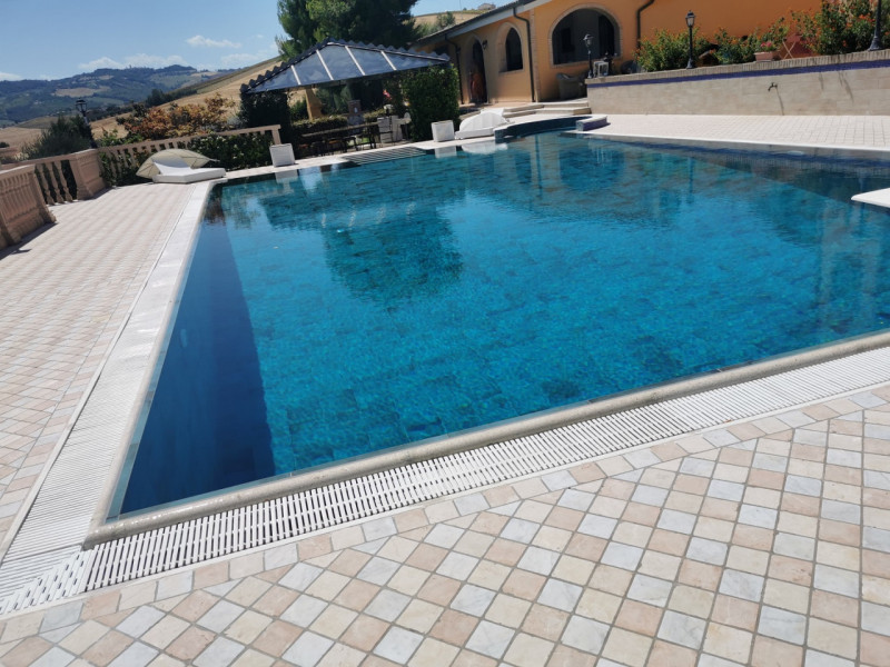 Villa Lola, il lusso a pochi km dal mare in vendita nelle Marche con piscina e dependance.
La vil...