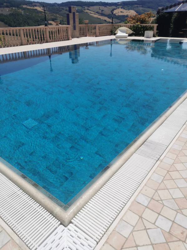 Villa Lola, il lusso a pochi km dal mare in vendita nelle Marche con piscina e dependance.
La vil...