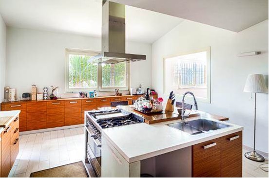 Villa Lola, il lusso a pochi km dal mare in vendita nelle Marche con piscina e dependance.
La vil...