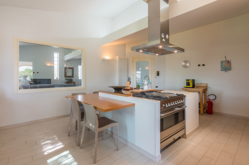 Villa Lola, il lusso a pochi km dal mare in vendita nelle Marche con piscina e dependance.
La vil...