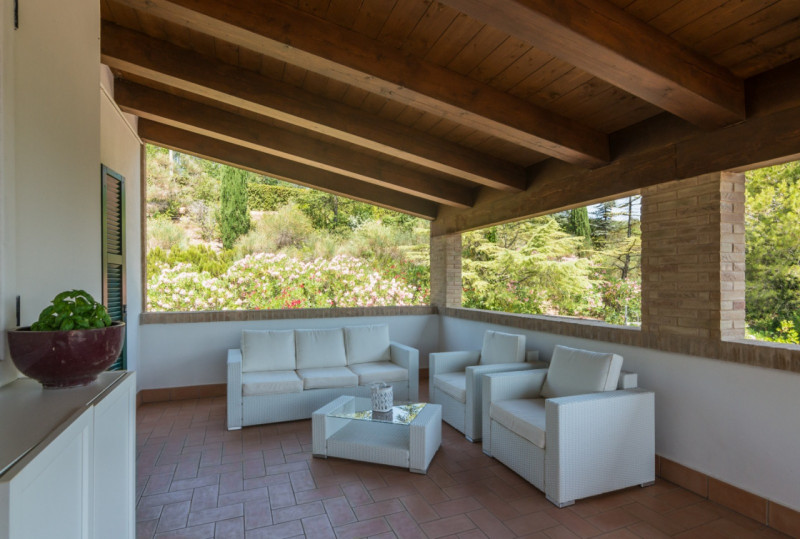 Villa Lola, il lusso a pochi km dal mare in vendita nelle Marche con piscina e dependance.
La vil...