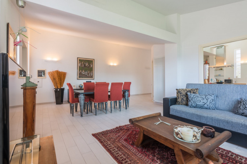 Villa Lola, il lusso a pochi km dal mare in vendita nelle Marche con piscina e dependance.
La vil...